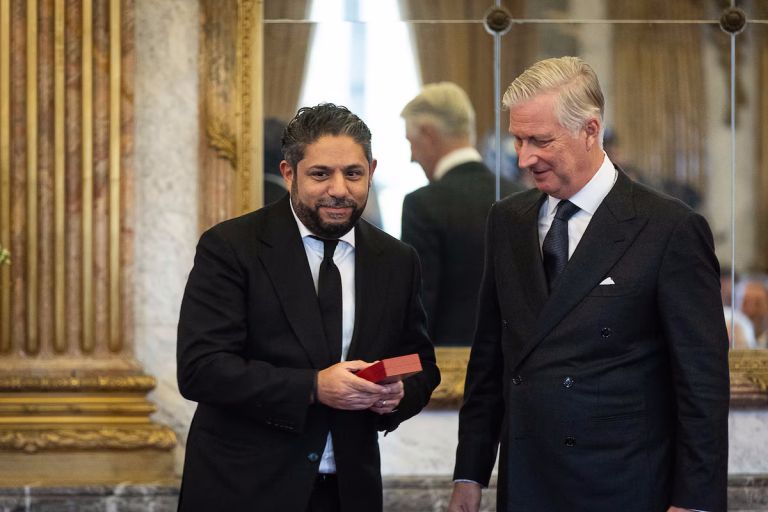 Ayman Ramdani, fondateur de l’ONG Play4Peace, décoré par le Roi de Belgique (Communiqué de Play4Peace)