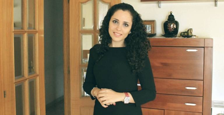 لوسيا العسري شابة من أصل مغربي تشق طريقها في الصحافة الإسبانية