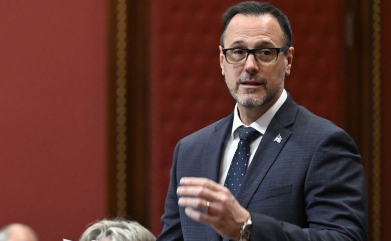 Gel de deux programmes:  l’immigration permanente inquiète au Québec