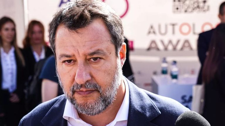 Matteo Salvini risque six ans de prison pour avoir bloqué des migrants en mer