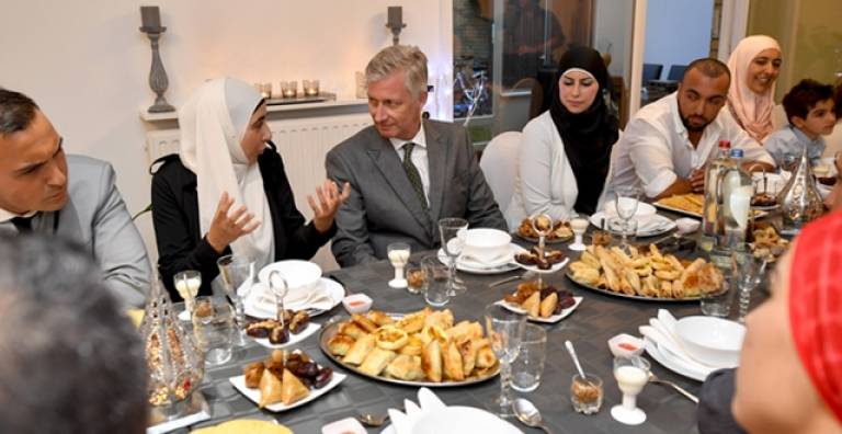 أسرة مغربية تستضيف ملك بلجيكا على مائدة إفطار رمضاني