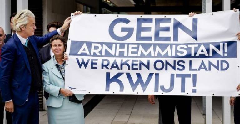 فيلدرز يحمل لافتة &quot;لن نخسر بلدنا&quot; (صورة لجريدة بوست الهولندية)